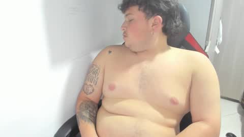 Snapshot of onewhiteboichub chatting on February 24, 5:31 pm Andres INDEPENDENT MODEL online show from February 24, 5:31 pm