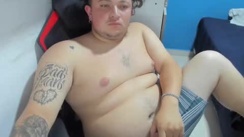 Snapshot of onewhiteboichub chatting on October 21, 6:40 am Andres INDEPENDENT MODEL online show from October 21, 6:40 am