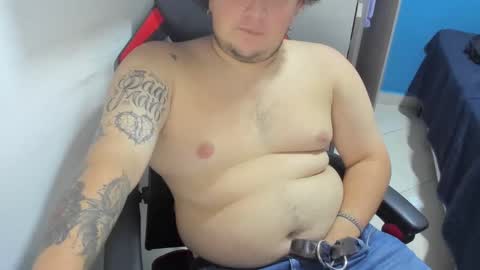 Snapshot of onewhiteboichub chatting on November 2, 12:10 am Andres INDEPENDENT MODEL online show from November 2, 12:10 am