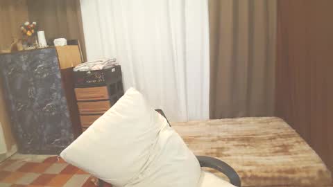 onlyjulia25 online show from December 18, 4:52 am