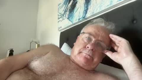 ozhairybearxxxx online show from December 12, 3:43 am