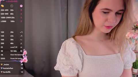 Mia online show from February 22, 11:13 am