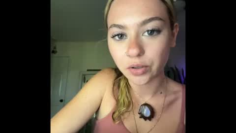 peachesncreampiezz online show from June 19, 9:54 pm