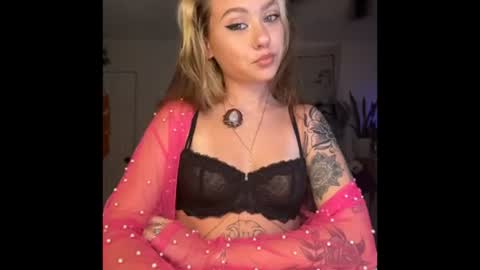 peachesncreampiezz online show from July 10, 2:38 am
