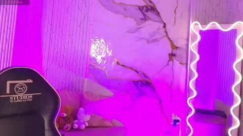 peachy_tay online show from April 6, 10:49 am