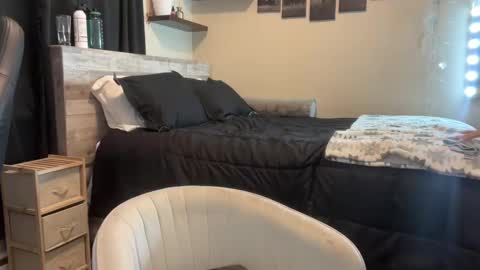 Snapshot of peachyflowers chatting on February 26, 6:30 am Olivia online show from February 26, 6:30 am