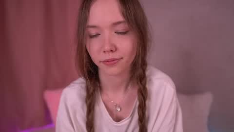 pearly_peach_ online show from April 21, 4:25 pm