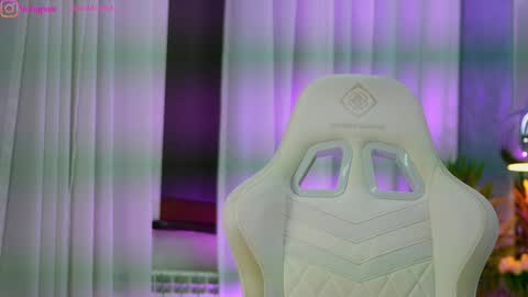 Dee online show from February 2, 1:30 pm