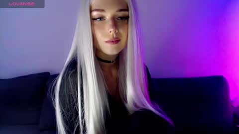 Snapshot of pervyblonde chatting on December 6, 2:00 pm Isabella online show from December 6, 2:00 pm