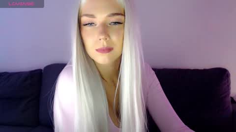 Snapshot of pervyblonde chatting on December 18, 12:07 pm Isabella online show from December 18, 12:07 pm