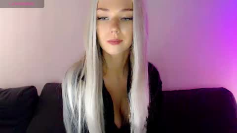 Snapshot of pervyblonde chatting on March 5, 12:00 pm Isabella online show from March 5, 12:00 pm