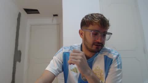 Snapshot of peter_x_annaud chatting on February 4, 2:53 pm FELIPE online show from February 4, 2:53 pm