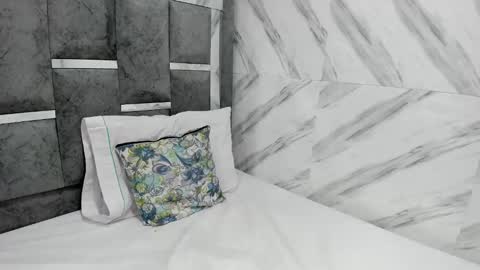 Snapshot of petite_amor chatting on February 22, 7:25 pm petite_amor online show from February 22, 7:25 pm