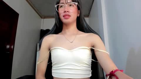 Snapshot of petite_sexycum chatting on October 22, 4:41 pm Linda online show from October 22, 4:41 pm