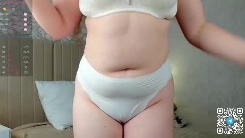 Mona online show from February 15, 9:04 pm