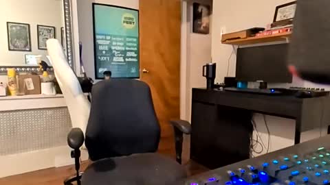 phillybear83 online show from November 15, 8:38 am