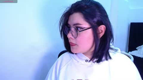 phylavell_ online show from July 6, 11:17 pm