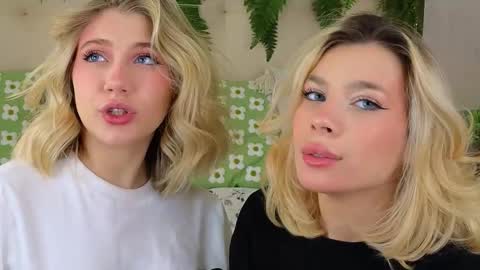 Snapshot of pinkadele chatting on October 3, 9:39 am Adele online show from October 3, 9:39 am