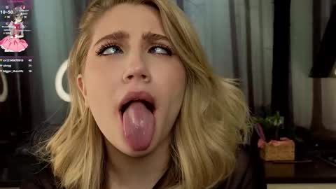 Snapshot of pinkadele chatting on February 19, 1:28 pm Adele online show from February 19, 1:28 pm