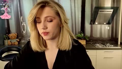 Snapshot of pinkadele chatting on February 7, 10:08 am Adele online show from February 7, 10:08 am