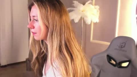 pinky_cloud_ online show from March 5, 5:50 pm