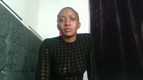 pretty_tiny online show from November 25, 8:40 pm