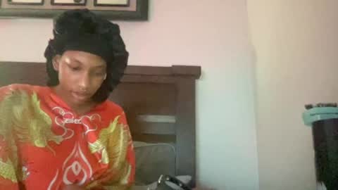 prettyfacefemale online show from August 6, 7:06 am