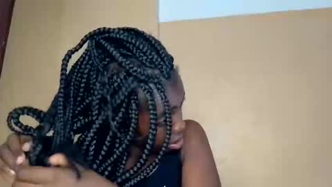 prettyzuzu online show from February 9, 8:18 am