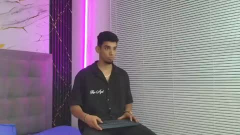 prince_arthur77 online show from May 30, 4:44 am