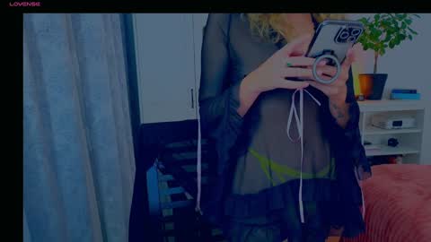 Isabelle online show from November 11, 6:32 pm