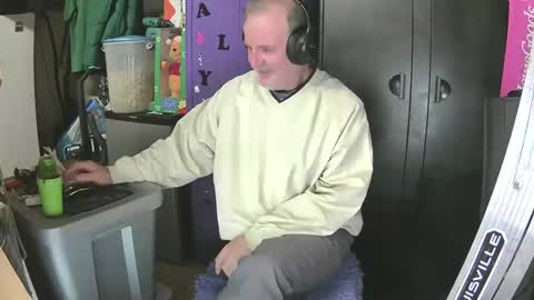 Snapshot of pussy_licker0127 chatting on December 13, 7:10 pm Mark online show from December 13, 7:10 pm