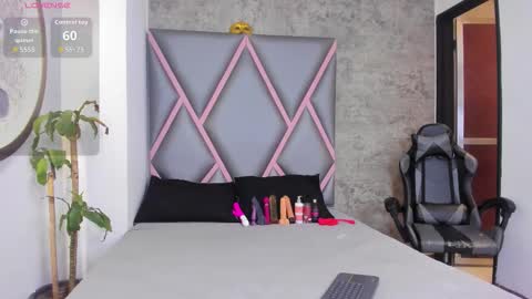 Quee Sophine online show from December 16, 7:31 pm