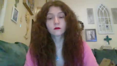 queencrimsonlvx online show from February 19, 8:41 pm