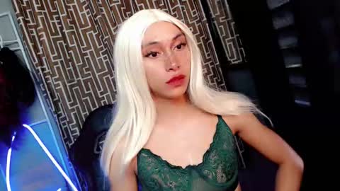 just call me QUEEN and ill be there online show from November 6, 8:06 am