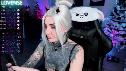 Snapshot of rachelqueen_ chatting on January 17, 5:19 pm  Miko Pleasee help me get 100 likes online show from January 17, 5:19 pm