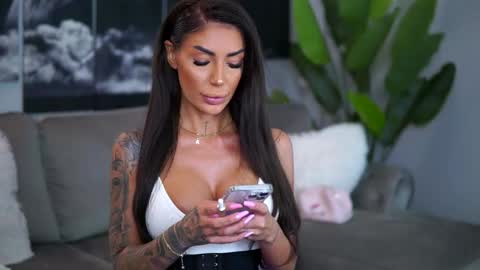 Raquelle online show from September 15, 9:11 am