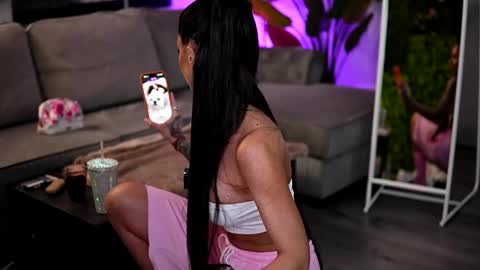 Raquelle online show from April 16, 8:14 am