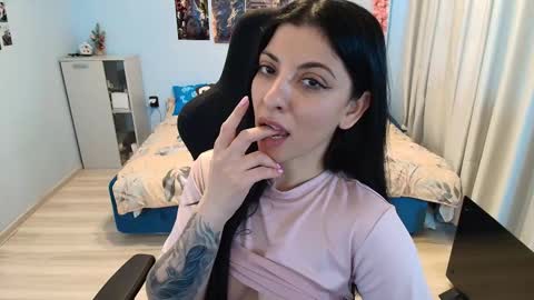 raven_haired_goddess online show from March 14, 9:35 am