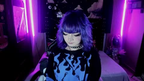 ravencollen online show from April 14, 8:01 pm