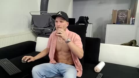 Snapshot of reallyman7 chatting on February 10, 12:19 am Ask me online show from February 10, 12:19 am