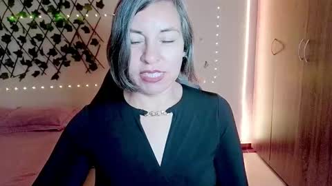 Rebbeca online show from November 18, 6:33 pm