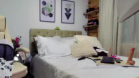 Yanella online show from February 14, 7:02 pm