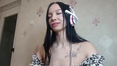 Mia online show from March 28, 8:27 am