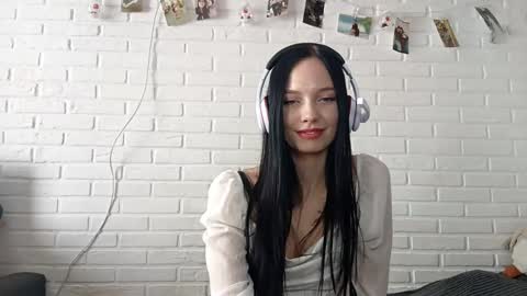 Mia online show from March 23, 10:31 am