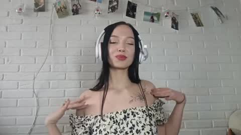 Mia online show from April 2, 8:32 am