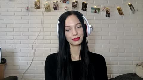 Mia online show from March 21, 8:30 am