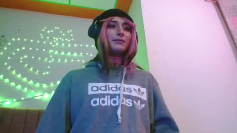 reiv_femboy online show from April 5, 5:59 am