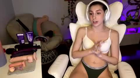 Snapshot of richhousewives chatting on October 20, 1:21 am Amber online show from October 20, 1:21 am