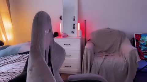   DianaBrite            fansl y online show from February 24, 1:47 pm