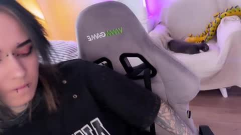   DianaBrite            fansl y online show from March 4, 12:24 pm